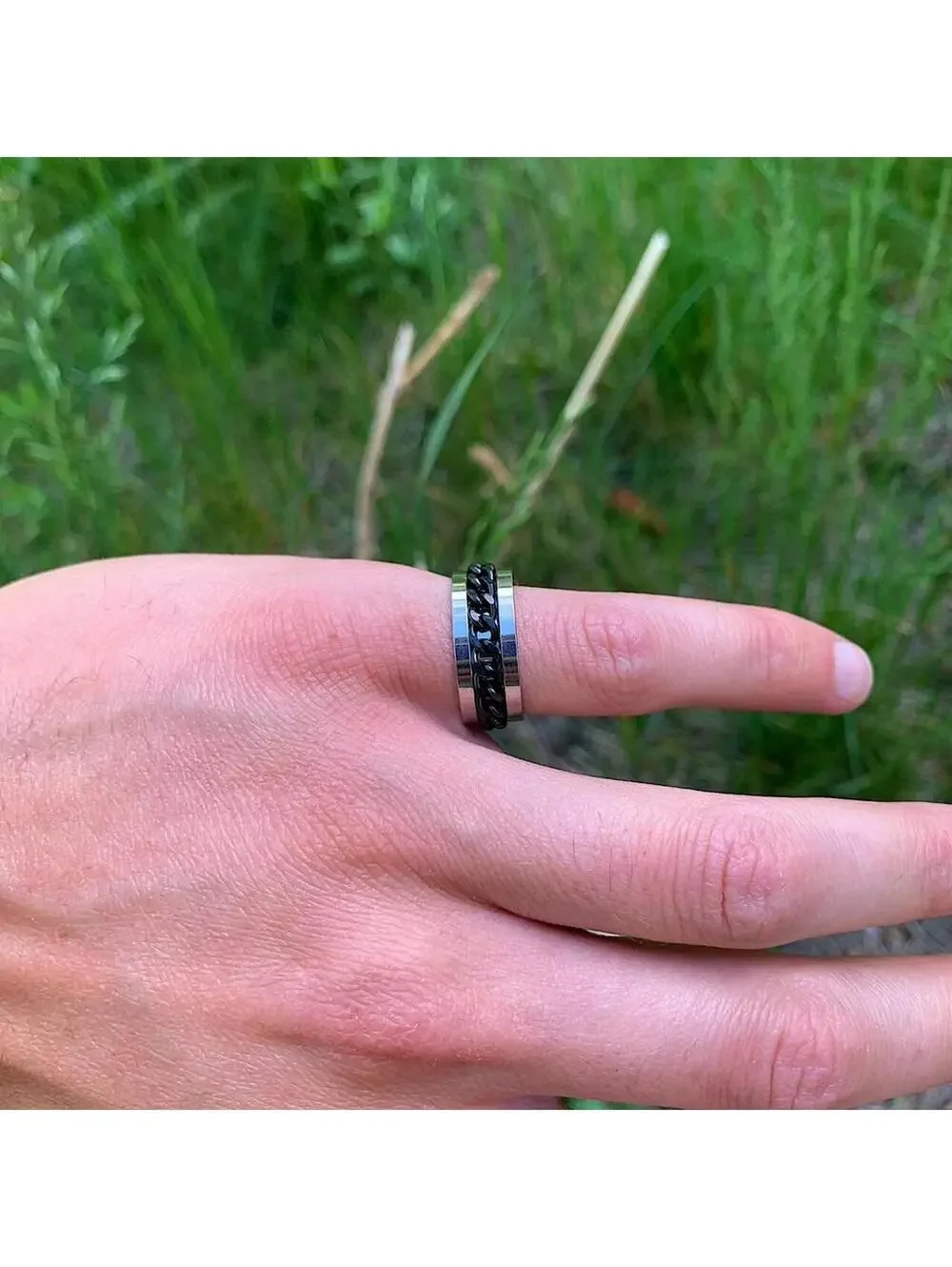 Grunge 2000s style Black and silver stainless steel spinner ring. Size 7. Ships